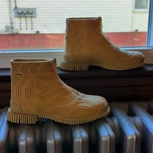 Camper textured zipper boot